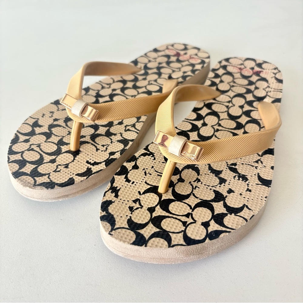 COACH Signature C Flip Flops Sandals Women’s Size 5-6 Tan Gold Metal Bow